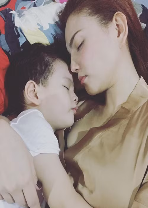 Cuộc sống làm mẹ đơn thân của Thu Thủy vất vả, khó khăn. Năm 2018, nữ ca sĩ tâm sự, cô từng suy sụp vì những ngày con trai ốm. Cô khóc nhiều đến mức không thể rơi được nước mắt. Ảnh: FBNV