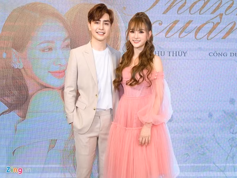 Năm 2019, Thu Thủy công khai hẹn hò Kin Nguyễn - chàng trai kém cô 10 tuổi. Vì qua một lần đò, có con riêng nên Thu Thủy từng không dám đón nhận tình yêu của Kin Nguyễn. Tuy nhiên, sự chân thành của Kin Nguyễn khiến cô động lòng. Ảnh: Zing