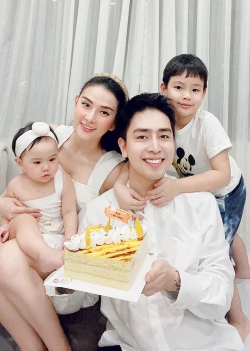 Có người hỏi Thu Thủy: "Liệu cô chọn một người đàn ông trẻ tuổi thì có đủ để hạnh phúc hay không, có đủ để che chở và bảo bọc cho con trai cô không?”, nữ ca sĩ cho rằng những gì cô cảm nhận được từ lựa chọn của chính mình mới quan trọng. Ảnh: FBNV