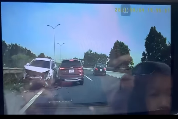 Thot tim o to mat lai, dam nat dau xe khac tren cao toc