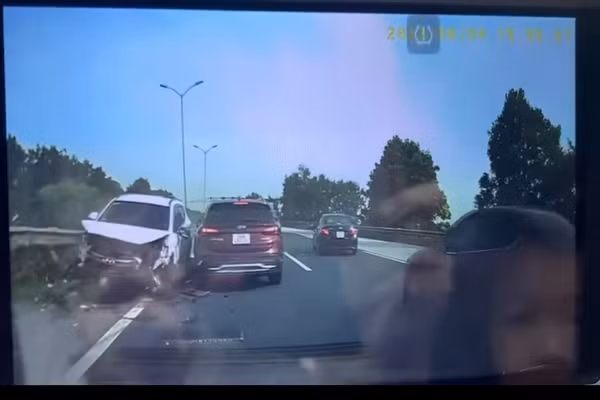 Thot tim o to mat lai, dam nat dau xe khac tren cao toc