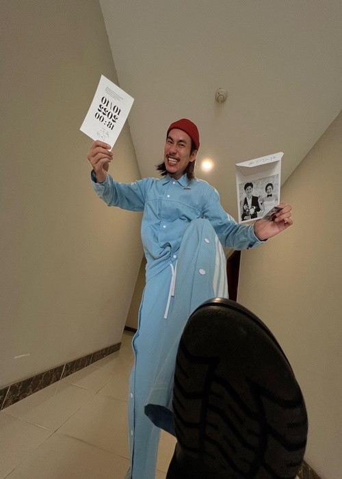 Cầm trên tay thiệp cưới, Kiều Minh Tuấn tạo đủ mọi dáng.