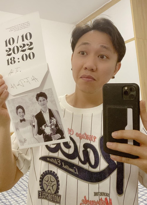 Anh Đức khoe thiệp cưới Diệu Nhi đồng thời trêu đùa đàn em: “Hồi xưa lúc đi coi Diệu Nhi thi học kỳ cũng là mấy trò quái đản này nè, tới giờ phát thiệp cưới cũng vậy. Chắc chắn cuộc sống của Anh Tú sẽ không thiếu niềm vui đâu. Hạnh phúc 2 em nhé!”.