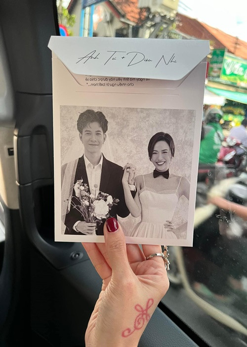 Tiến Luật cũng phản ứng lầy lội khi nhận thiệp cưới Diệu Nhi. Anh viết trên trang cá nhân: “10/10 đi không được do ở nhà là sinh nhật. Bữa chọn ngày tôi đã kêu né mà 1-2 đòi ngày đẹp. Bữa đó cho anh xin 2 bàn để đãi khách sinh nhật anh luôn nha. Kết hợp luôn cho vui”.