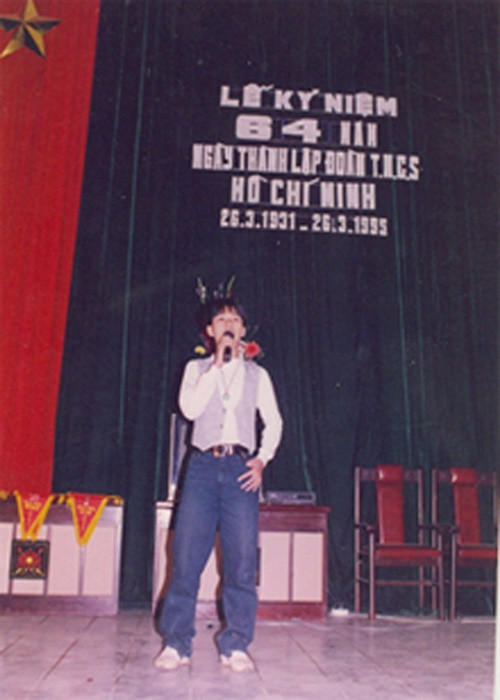 Tuấn Hưng sinh ra trong một gia đình không có truyền thống làm nghệ thuật. Theo An ninh thủ đô, niềm đam mê ca hát của Tuấn Hưng bắt đầu khi anh được cô giáo chỉ định tham gia tiết mục văn nghệ của trường. Ảnh: An ninh thủ đô