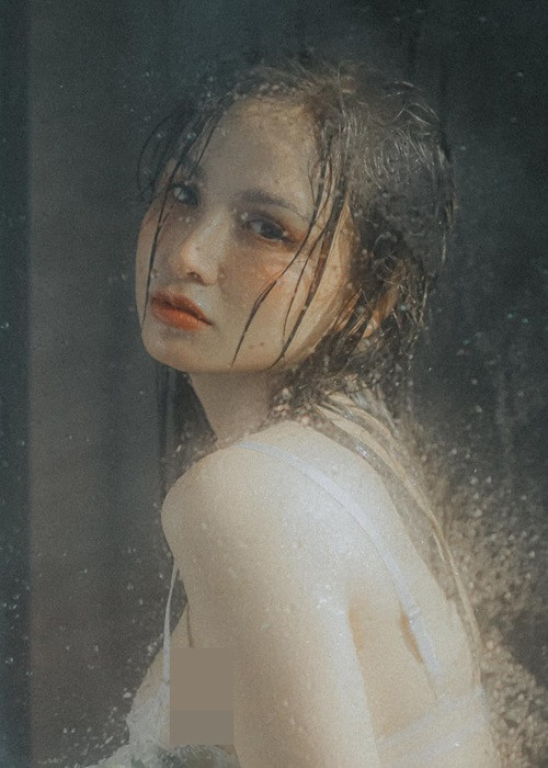 "Khi nãy nàng đi mua đồ cho con trai, thì anh bán hàng ra sức hỏi “Em có bạn trai chưa? Sao em đẹp vậy? Em có chồng chưa? Thiệt sao em có con rồi. Không thể tin được! Em đẹp quá”, Diễm Hương kể lại.