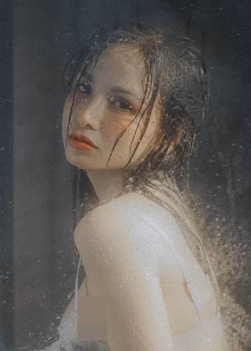 "Khi nãy nàng đi mua đồ cho con trai, thì anh bán hàng ra sức hỏi “Em có bạn trai chưa? Sao em đẹp vậy? Em có chồng chưa? Thiệt sao em có con rồi. Không thể tin được! Em đẹp quá”, Diễm Hương kể lại.