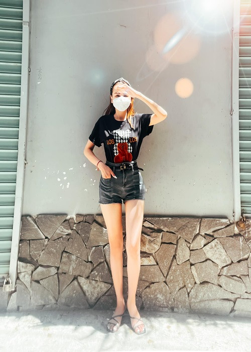 Diễm Hương trẻ trung, gợi cảm nên không có gì lạ, nếu như ra đường cô được trai trẻ gọi là em, thậm chí tán tỉnh.