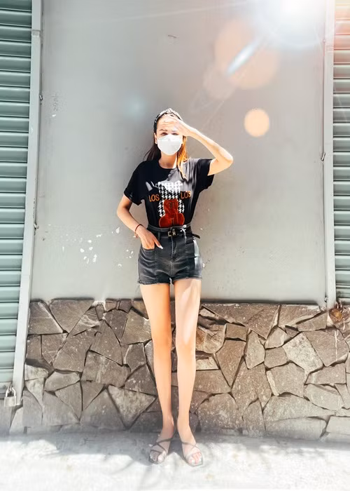 Diễm Hương trẻ trung, gợi cảm nên không có gì lạ, nếu như ra đường cô được trai trẻ gọi là em, thậm chí tán tỉnh.