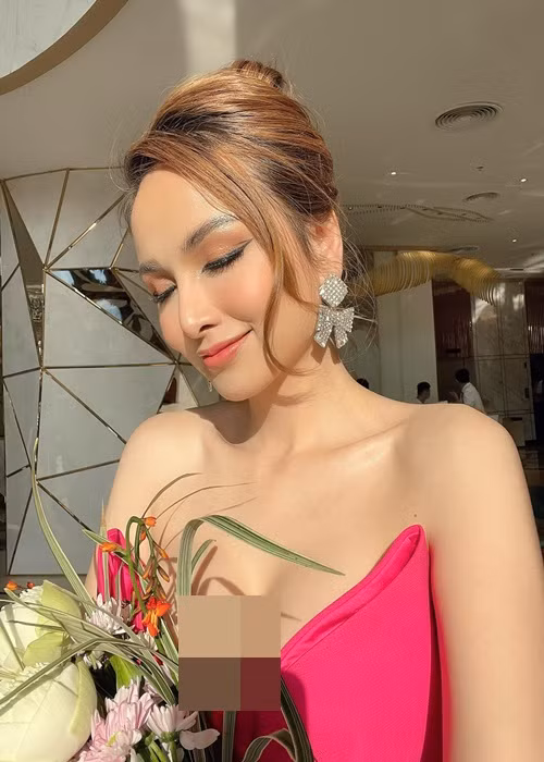 Trước đây, Diễm Hương cũng từng khoe được trai lạ tán tỉnh. "Tập thể dục để trẻ. Hôm nay ra đường có bạn kia (nhìn tầm 25 tuổi) lại chào "Chào em, cho anh hỏi...?", cô cho biết.