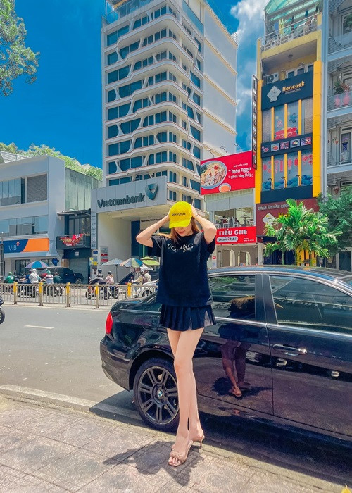 Bà mẹ một con ăn mặc hệt như thiếu nữ ở đời thường.