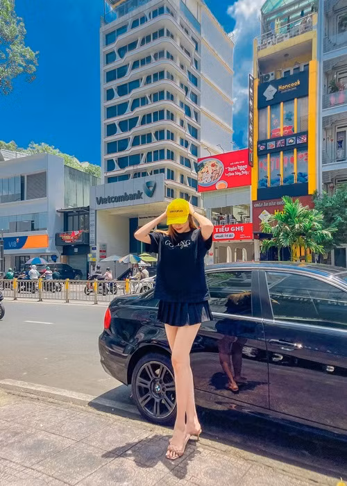 Bà mẹ một con ăn mặc hệt như thiếu nữ ở đời thường.