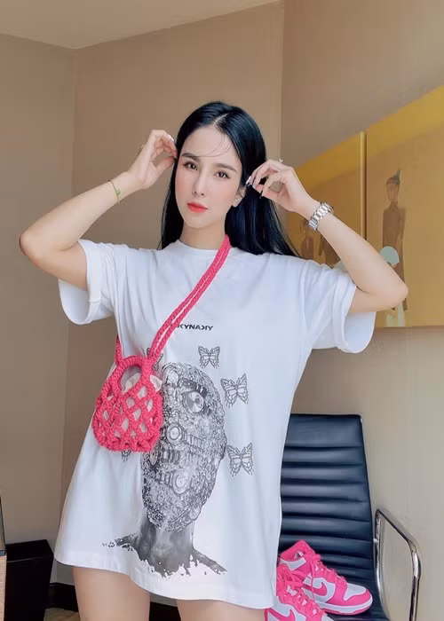 Diệp Lâm Anh gợi cảm với mốt giấu quần. Ảnh: FBNV