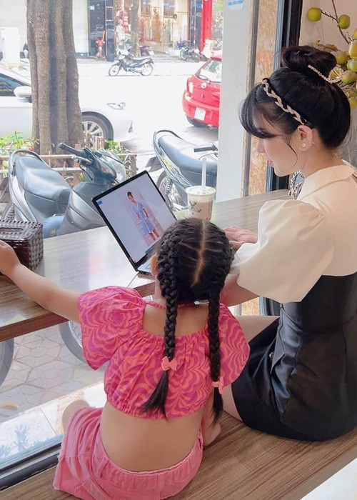 Tháng 1/2022, Diệp Lâm Anh thừa nhận đã ly thân thiếu gia Đức Phạm và dọn ra khỏi nhà chồng. Cô thuê một căn chung cư cao cấp ở TP.HCM để sinh sống cùng 2 con. Các con chính là nguồn động lực lớn để Diệp Lâm Anh vượt qua biến cố hôn nhân. Ảnh: FBNV