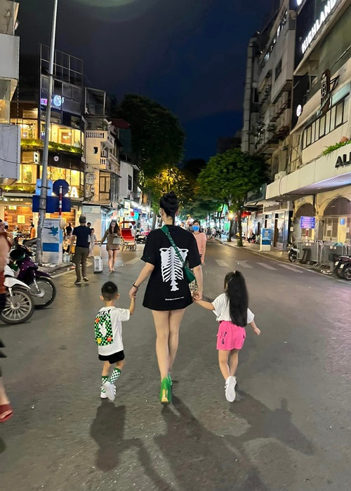 Diệp Lâm Anh nói thêm: "Tôi mong muốn được nuôi dạy 2 con khôn lớn, vì 2 đứa nhỏ chênh nhau có 1 tuổi, không nên chia cách 2 bé. Còn về tài sản hiện nay có thương hiệu trà sữa và một số bất động sản thì cứ theo pháp luật phân xử". Ảnh: FBNV