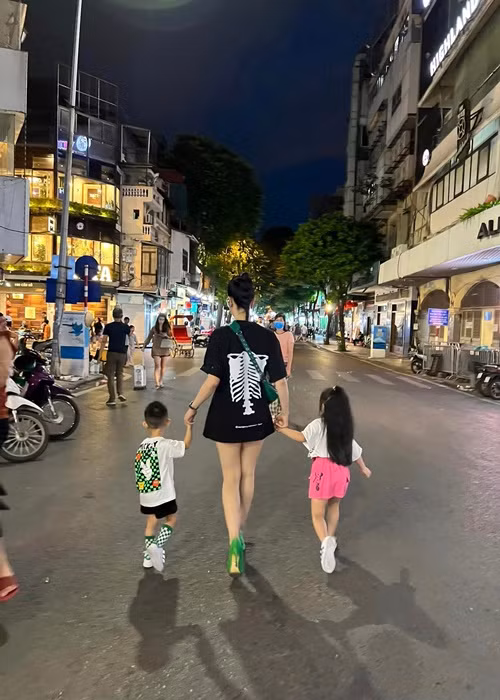 Diệp Lâm Anh nói thêm: "Tôi mong muốn được nuôi dạy 2 con khôn lớn, vì 2 đứa nhỏ chênh nhau có 1 tuổi, không nên chia cách 2 bé. Còn về tài sản hiện nay có thương hiệu trà sữa và một số bất động sản thì cứ theo pháp luật phân xử". Ảnh: FBNV