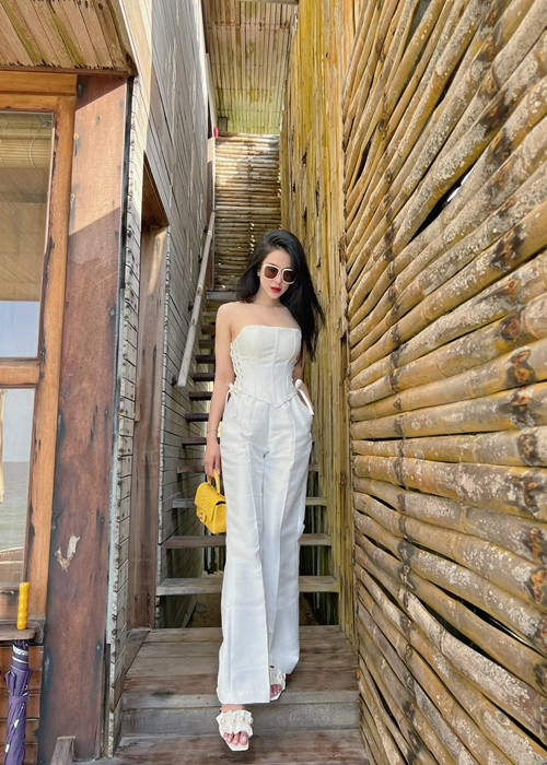 Theo nữ người mẫu, thi thoảng cô đưa con về thăm ông bà nội và gửi bố mẹ chồng chăm giúp khi cô bận công việc. Ảnh: FBNV