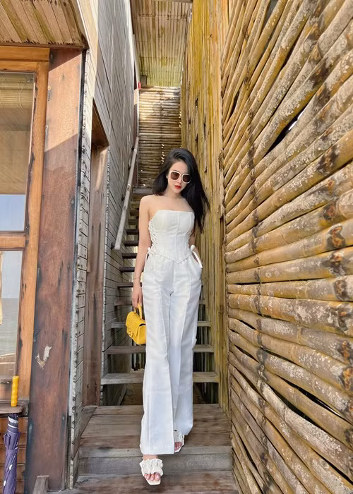 Theo nữ người mẫu, thi thoảng cô đưa con về thăm ông bà nội và gửi bố mẹ chồng chăm giúp khi cô bận công việc. Ảnh: FBNV