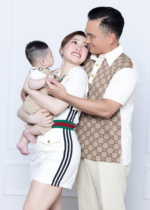 Hạnh phúc của cặp đôi thêm viên mãn khi Thùy Chang sinh con trai vào đầu năm 2022. Ảnh: FBNV