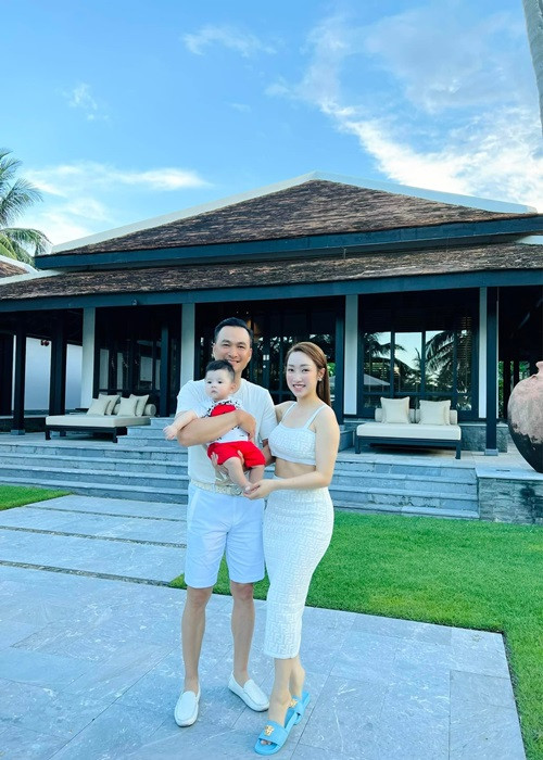 Bà xã Chi Bảo chia sẻ, cô hài lòng với những gì đang có. Nam diễn viên là người chồng tâm lý, luôn động viên và hỗ trợ cô trong việc chăm sóc con. Ảnh: FBNV