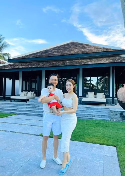 Bà xã Chi Bảo chia sẻ, cô hài lòng với những gì đang có. Nam diễn viên là người chồng tâm lý, luôn động viên và hỗ trợ cô trong việc chăm sóc con. Ảnh: FBNV