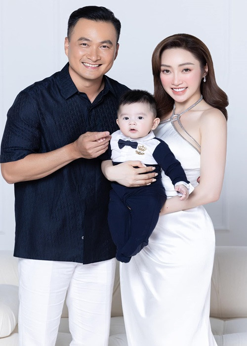 Ở cuộc hôn nhân thứ 3, Chi Bảo tỏ ra cởi mở. Trên trang cá nhân, nam diễn viên phim “Đồng tiền xương máu” thường xuyên khoe ảnh vợ con. Trên truyền thông, Chi Bảo cũng vui vẻ chia sẻ về tổ ấm nhỏ của mình. Ảnh: FBNV
