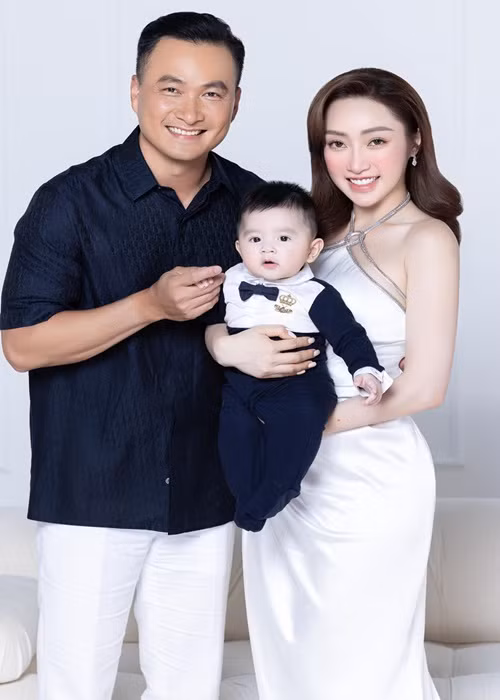 Ở cuộc hôn nhân thứ 3, Chi Bảo tỏ ra cởi mở. Trên trang cá nhân, nam diễn viên phim “Đồng tiền xương máu” thường xuyên khoe ảnh vợ con. Trên truyền thông, Chi Bảo cũng vui vẻ chia sẻ về tổ ấm nhỏ của mình. Ảnh: FBNV