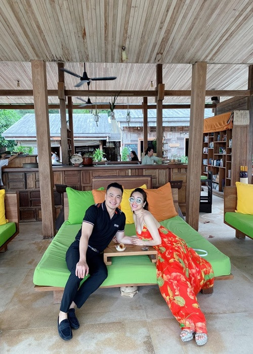 Thùy Chang còn kể phản ứng của Chi Bảo về tin đồn đến với cô vì tài sản. “Có lần tôi đã phải gào lên với anh ấy rằng "Sao anh không lên tiếng để giải quyết hiểu lầm này?". Anh Bảo chỉ nói "Nếu họ tin, mình không cần nói họ cũng hiểu. Ngược lại, khi đã không tin, càng nói càng khiến họ thêm nghi ngờ", Thùy Chang kể. Ảnh: Dân Việt