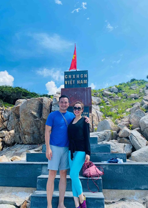 Từng có tin đồn cho rằng Chi Bảo đến với Thùy Chang vì cô là doanh nhân thành đạt. Đối mặt với tin đồn này, Thùy Chang cho biết, Chi Bảo kinh doanh từ nhiều năm nay và dư sức để bảo bọc cô. Ảnh: Dân Việt