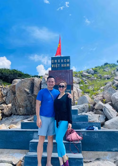 Từng có tin đồn cho rằng Chi Bảo đến với Thùy Chang vì cô là doanh nhân thành đạt. Đối mặt với tin đồn này, Thùy Chang cho biết, Chi Bảo kinh doanh từ nhiều năm nay và dư sức để bảo bọc cô. Ảnh: Dân Việt