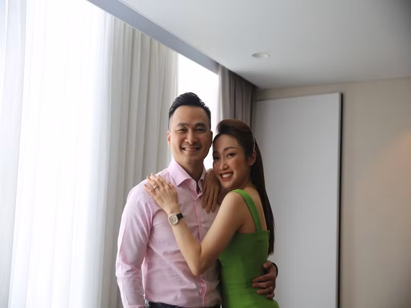 “Mọi người nghĩ sự cách biệt tuổi tác là một rào cản khiến cuộc tình của chúng tôi chắc chắn chỉ có hạn sử dụng ngắn như thức ăn nhanh ấy”, Thùy Chang chia sẻ trong cuộc phỏng vấn với Người lao động. Ảnh: Người lao động