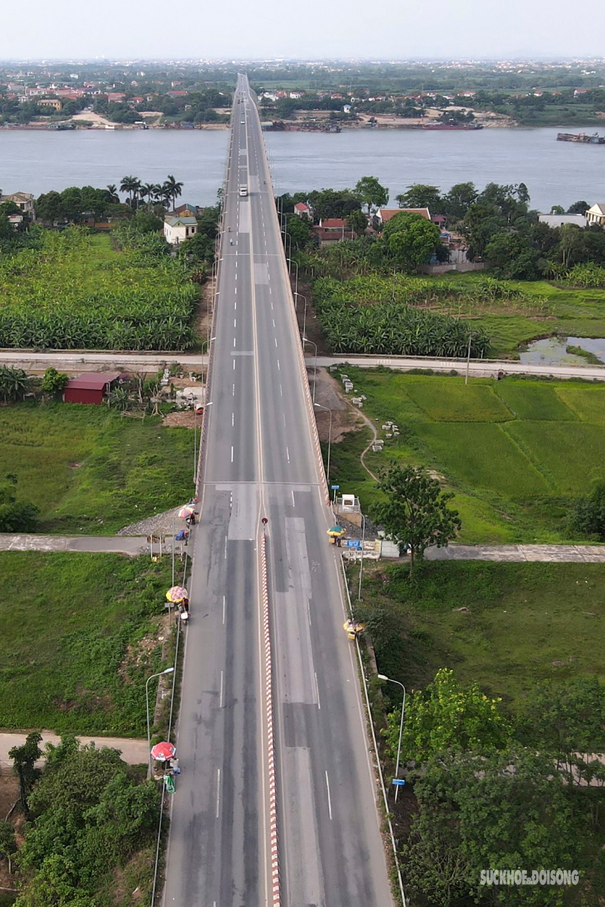 Đây là cây cầu bê tông cốt thép vĩnh cửu vượt sông có chiều dài lớn nhất Việt Nam từ trước đến nay với chiều dài 5,4 km (trong đó cầu dài 4,4 km và đường hai đầu cầu dài 1 km).
