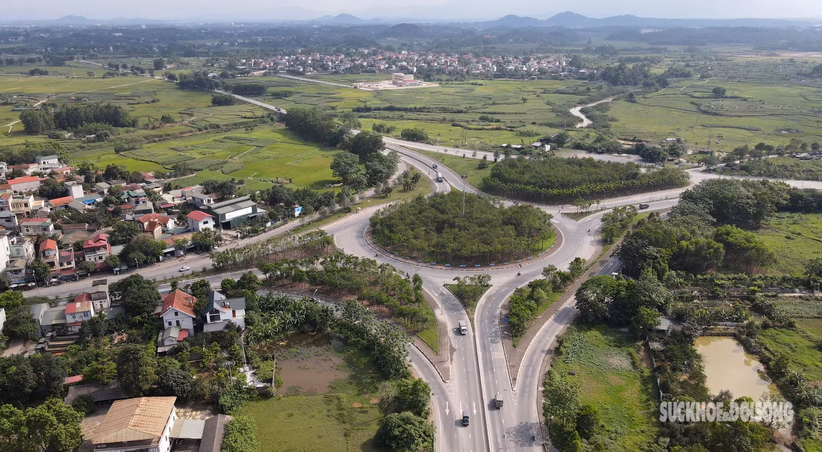 Điểm đầu cầu tại nút giao QL32 với tuyến tránh Sơn Tây, điểm cuối vượt qua đê tả sông Hồng khoảng 200 m và kết nối với QL2C. Việc kết nối 2 trục hướng tâm quốc lộ 32 và quốc lộ 2, cao tốc Nội Bài - Lào Cai tạo thành một hệ thống giao thông hoàn chỉnh.