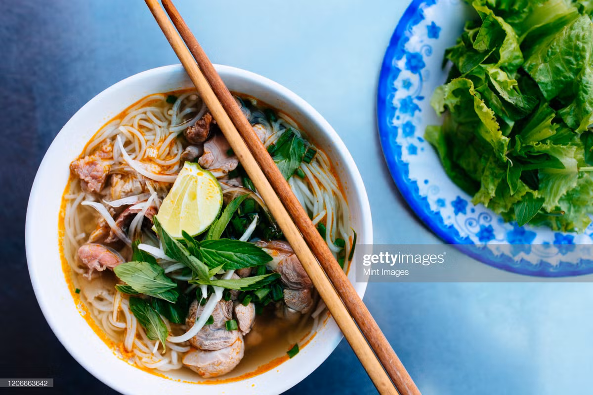 Anthony Bourdain, một đầu bếp nổi tiếng của Mỹ, từng thốt lên trong một chương trình ẩm thực được phát trên kênh truyền hình CNN rằng: "Bún bò Huế là món bún ngon nhất thế giới mà tôi từng thưởng thức". Món ăn này là một trong những đặc sản của xứ Huế, gồm các nguyên liệu như bún, thịt bắp bò, chân giò, tiết heo luộc và nước dùng. Ảnh: Getty.