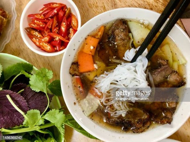 Bún chả Việt Nam nhiều lần được truyền thông quốc tế vinh danh. Vào tháng 3/2023, trang chuyên về ẩm thực nổi tiếng thế giới Taste Atlas công bố bảng xếp hạng 100 món ăn có thịt ngon nhất thế giới, trong đó có bún chả Việt Nam. Ảnh: Getty.