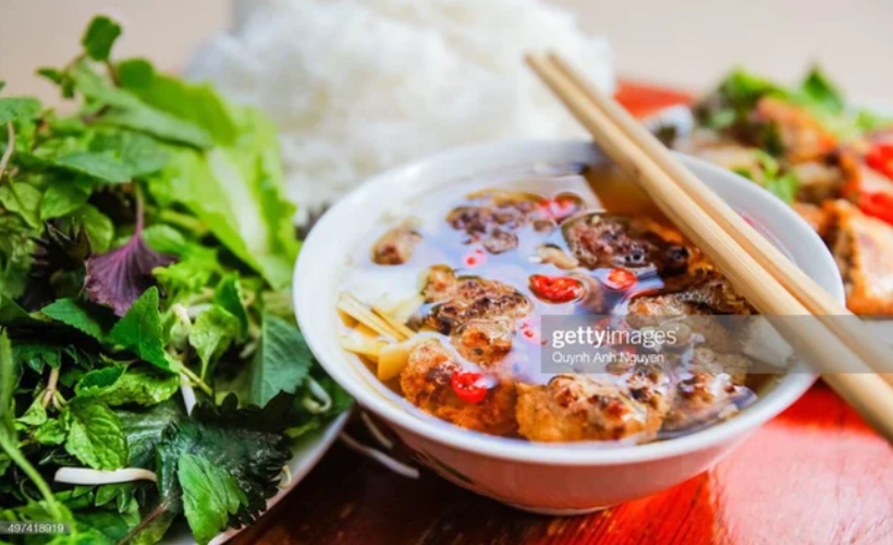 Bún chả Việt Nam cũng từng nhiều lần lọt top những món ăn ngon nhất mùa hè do CNN bình chọn. Năm 2014, bún chả có mặt trong danh sách 10 món đường phố tuyệt vời nhất thế giới của National Geographic (Mỹ). Ảnh: Getty.