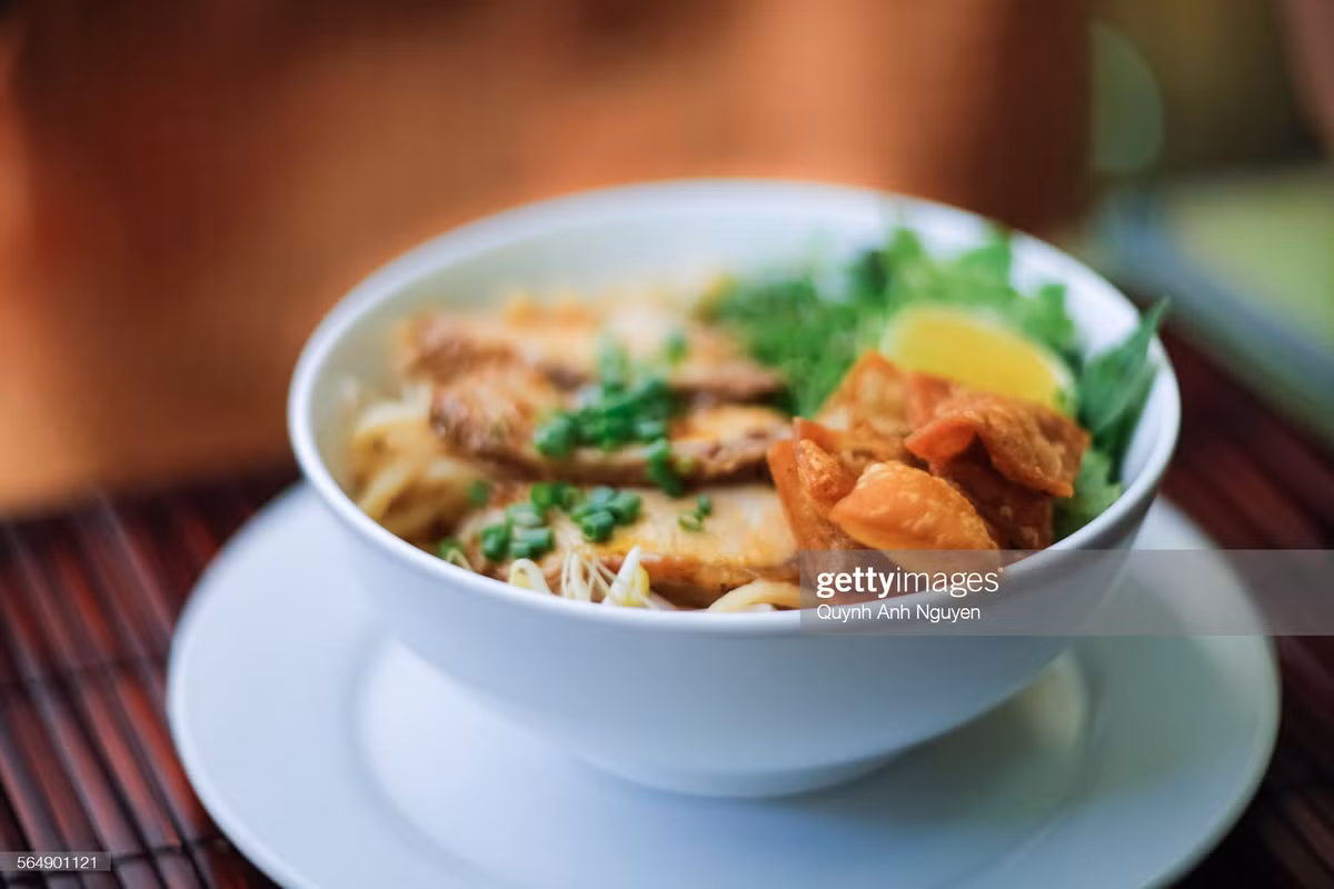 Cao lầu Hội An từng được ca ngợi là món ăn đường phố ngon nhất châu Á do tờ Traveller (Australia) bình chọn hay món ăn ngon nhất Việt Nam trên trang CNN. Năm 2017, tờ Guardian (Anh) nhận xét cao lầu là món ngon chứa đựng lịch sử của cả thành phố chỉ trong một bát mì. Ảnh: Getty.