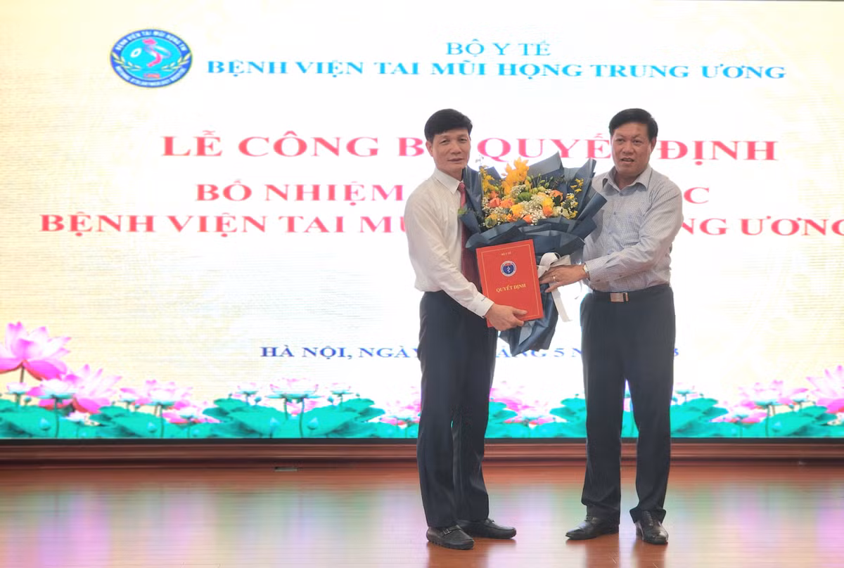 Theo đó, tại Quyết định số 1968/QĐ-BYT ngày 26/4/2023 của Bộ trưởng Bộ Y tế quyết định bổ nhiệm lại Giám đốc Bệnh viện Tai Mũi Họng Trung ương đối với PGS.TS.BS Phạm Tuấn Cảnh (trái) kể từ ngày 01/5/2023. Thời hạn giữ chức vụ 05 năm kể từ ngày quyết định có hiệu lực. Ảnh: Thứ trưởng Bộ Y tế Đỗ Xuân Tuyên (phải) trao quyết định bổ nhiệm lại Giám đốc Bệnh viện Tai Mũi Họng Trung ương. Ảnh: Bộ Y tế. 