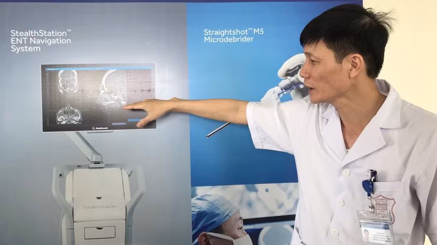 PGS TS Phạm Tuấn Cảnh đã có hàng chục công trình nghiên cứu khoa học, bài báo, sách chuyên khảo chuyên ngành tai mũi họng... Ảnh: Tiền Phong. 