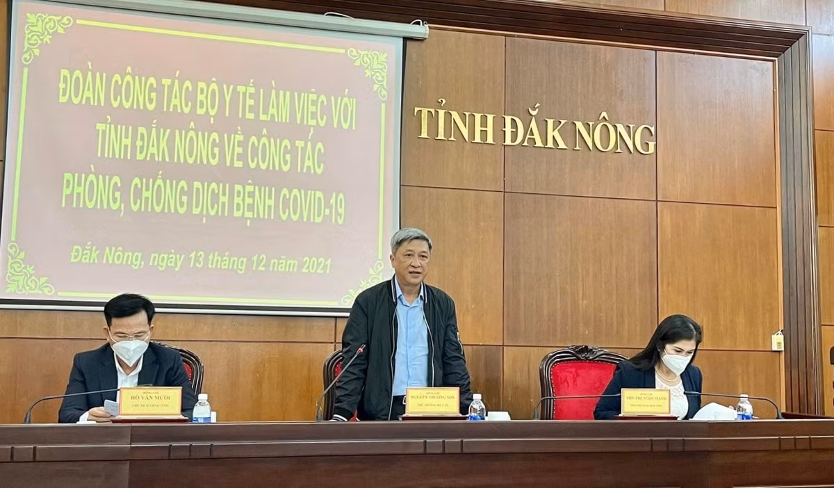 Ngoài các "điểm nóng" trên, trong suốt cuộc chiến chống COVID-19, Thứ trưởng Bộ Y tế Nguyễn Trường Sơn cùng đoàn công tác của Bộ Y tế cũng đã có buổi làm việc với nhiều địa phương khác về giải pháp khẩn cấp phòng, chống dịch. Ảnh: Thứ trưởng Nguyễn Trường Sơn phát biểu tại cuộc họp với Ban chỉ đạo phòng chống dịch tỉnh Đắk Nông vào tháng 12/2021. Ảnh: Bộ Y tế.