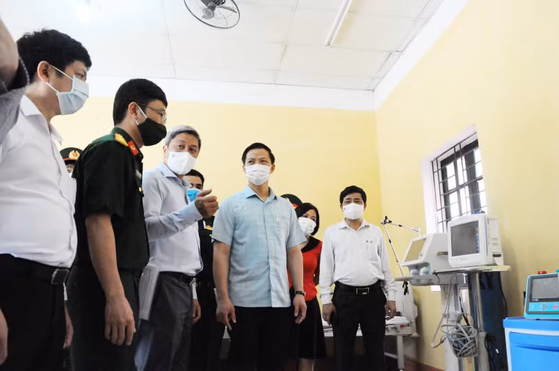Thứ trưởng Bộ Y tế Nguyễn Trường Sơn nhận định, công tác chống dịch của Bắc Ninh tương đối chủ động. “Tuy nhiên, việc đảm bảo phòng chống dịch trong các khu công nghiệp ở Bắc Ninh là vấn đề cần chú trọng hàng đầu, làm sao để vừa đảm bảo an toàn, vừa duy trì sản xuất không để đứt đoạn”, báo Sức khỏe &amp; Đời sống dẫn lời Thứ trưởng Bộ Y tế. Ảnh: Bộ phận thường trực đặc biệt Bộ Y tế kiểm tra khâu chuẩn bị tại BV Dã chiến trong khu Quân đội tại tỉnh Bắc Ninh sáng 20/5. Ảnh: Sức khỏe Đời sống. 