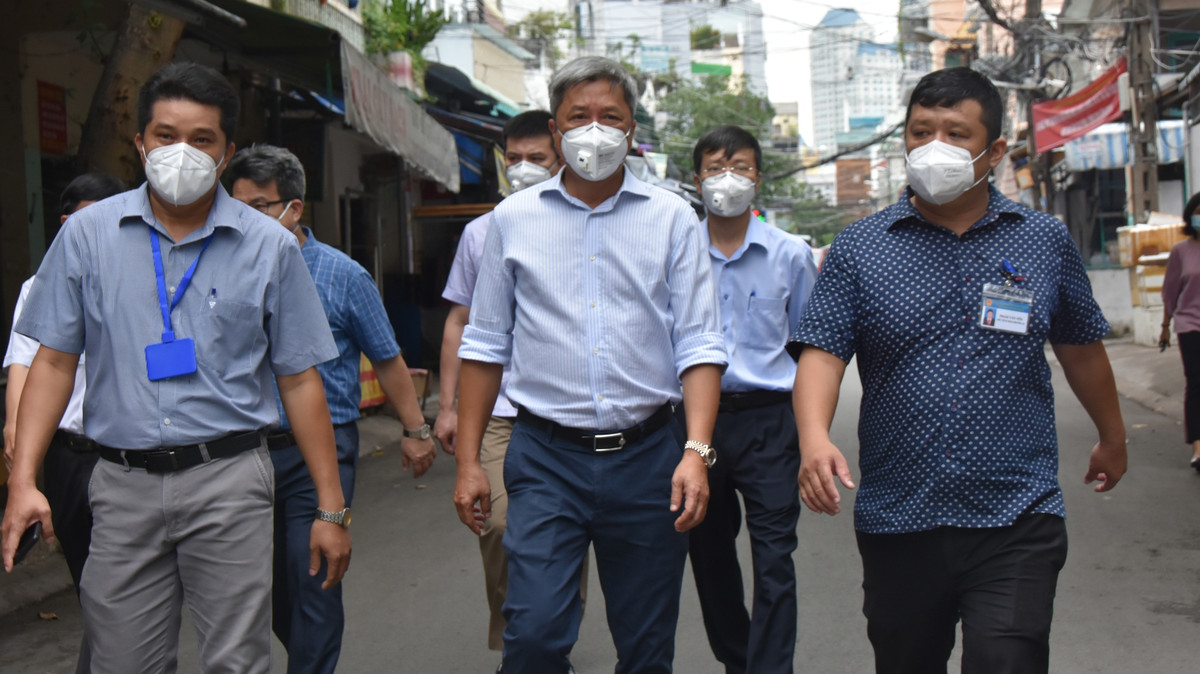 Ngày 13/6/2021, Bộ Y tế tiếp tục có Quyết định số 2910/QĐ- BYT Thành lập Bộ phận thường trực đặc biệt của Bộ Y tế để hỗ trợ chống dịch COVID-19 tại TP HCM (lần 2) và cử Thứ trưởng Nguyễn Trường Sơn làm Trưởng Bộ phận. Ảnh: Thứ trưởng Nguyễn Trường Sơn kiểm tra công tác phòng chống dịch tại TP HCM. Ảnh: Bộ Y tế. 