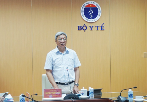 Về xét nghiệm, Thứ trưởng Nguyễn Trường Sơn cho rằng, cần tăng cường công suất xét nghiệm, tuỳ theo đánh giá nguy cơ ở từng khu vực, linh hoạt tiến hành xét nghiệm mẫu đơn hay mẫu gộp, đặc biệt, ở khu cách ly tập trung thực hiện tần suất lấy mẫu 3-5 ngày/lần xét nghiệm mẫu gộp. Bên cạnh đó, lập kế hoạch xét nghiệm lại cho công nhân trong diện F1 và lấy mẫu tại khu vực cộng đồng tập trung nguy cơ cao: khu vực nơi ở của công nhân, bến xe, chợ,...Với nhiều biện pháp chống dịch lần đầu tiên được áp dụng tại Bắc Giang và Bắc Ninh, sau hơn 1 tháng, dịch ở hai tỉnh này đã được đẩy lùi. Ảnh: Báo Công thương. 