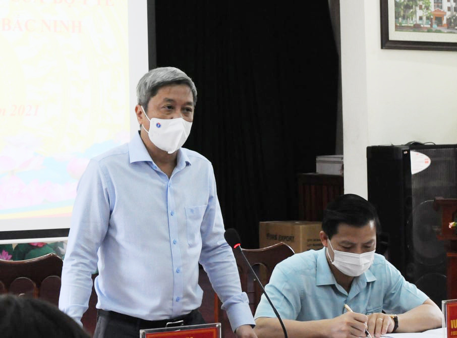 Sáng 20/5/2021, Bộ phận thường trực đặc biệt hỗ trợ chống dịch COVID-19 của Bộ Y tế tại tỉnh Bắc Giang và Bắc Ninh do Thứ trưởng Bộ Y tế Nguyễn Trường Sơn làm trưởng đoàn tiếp tục họp gấp với lãnh đạo tỉnh Bắc Ninh cùng đại diện lãnh đạo Sở Y tế, các bệnh viện đang trực chiến để xử lý các tình hình khẩn cấp. Ảnh: Sức khỏe Đời sống. 