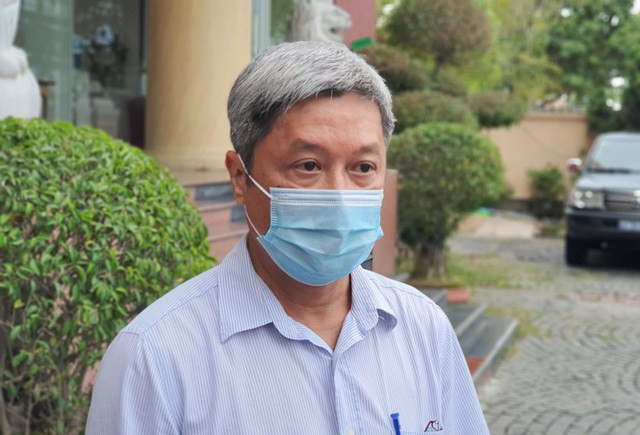 Đáng chú ý, trong cuộc chiến chống dịch COVID-19, Thứ trưởng Nguyễn Trường Sơn đã đảm nhiệm nhiều vai trò quan trọng, có mặt tại nhiều "điểm nóng" để trực tiếp chỉ đạo công tác dập dịch, sát cánh cùng nhân viên y tế và nhân dân chống dịch. Ảnh: Baochinhphu.vn. 