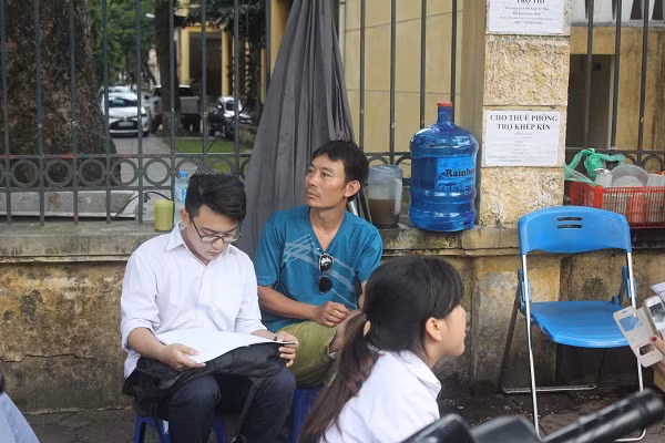 Thí sinh tranh thủ ôn lại trước giờ thi.