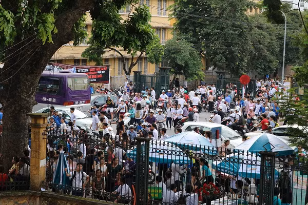 Từ 6h sáng, điểm thi Đại học Bách Khoa Hà Nội đã tập trung rất đông thí sinh.