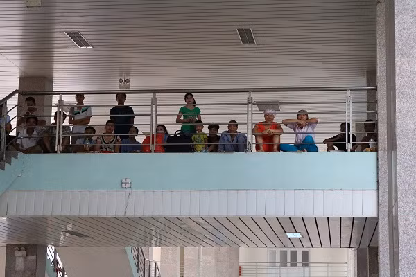 Ngồi trên cao để xem cho rõ.