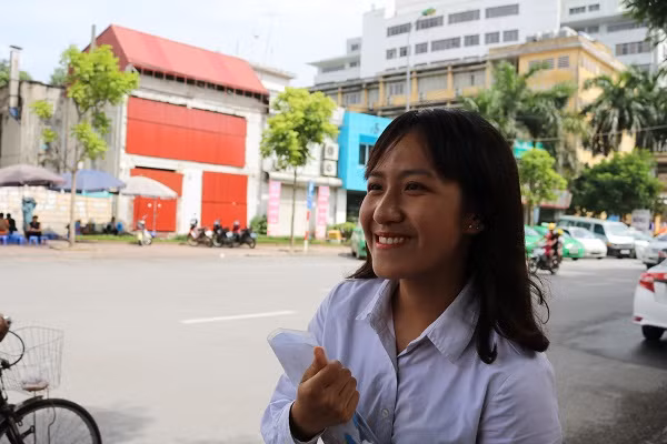 Cùng quan điểm, thí sinh Nguyễn Thị Thu Hiền vui vẻ nói: "Em thấy đề bài bám sát với kiến thức trong sách giáo khoa, ôn luyện kỹ là làm được. Em tự tin mình có thể đạt điểm 7".