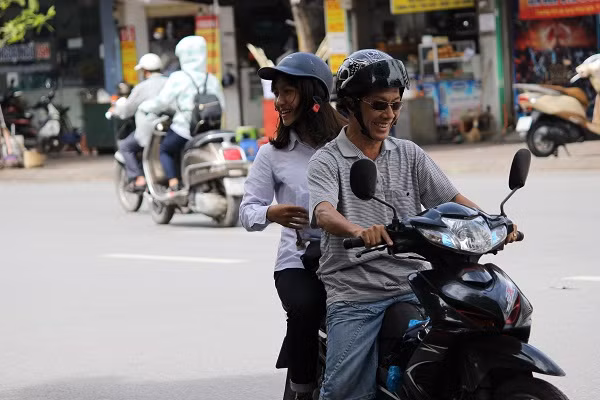 Kết thúc bài thi sớm, các thí sinh vui vẻ ra về. Chiều nay, kỳ thi THPT Quốc gia 2016 sẽ khép lại với môn thi cuối cùng là môn Sinh học.